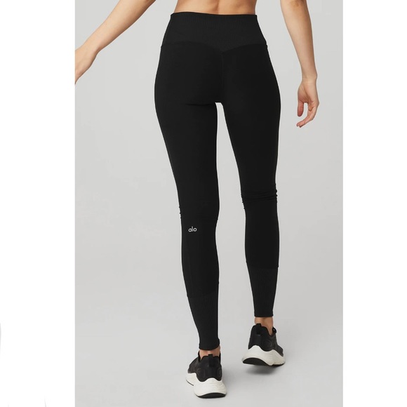 Alo Yoga - High-Waist Alosoft Lounge Legging in Black - Picture 2 of 6